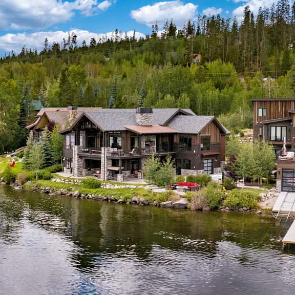 LP Lakefront House (1002478) - Image 1